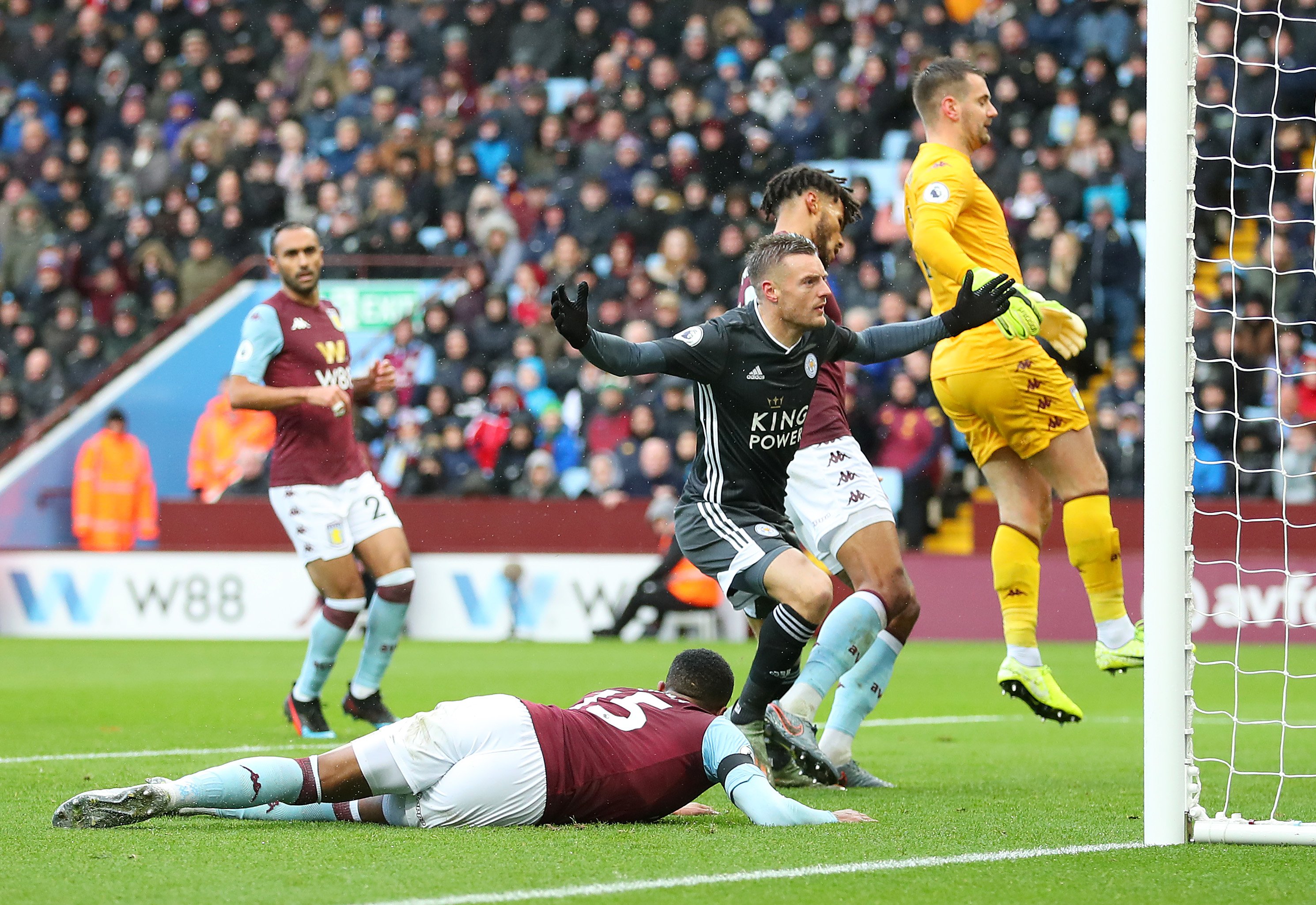 马卡：皇马清楚必须补强中卫，有意科纳特和萨利巴.